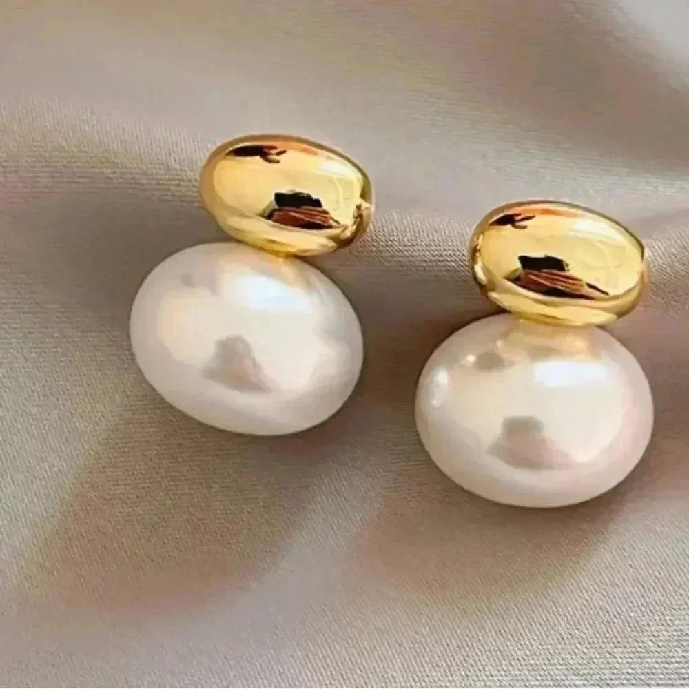 Simple Elliptical Pearl Imitation Stud Earrings - Picture 4 of 4
